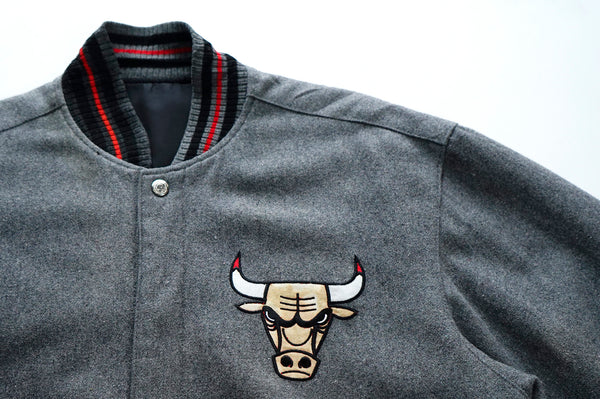 2000's "JH DESIGNS" -"CHICAGO BULLS" Reversible Sports Jacket-