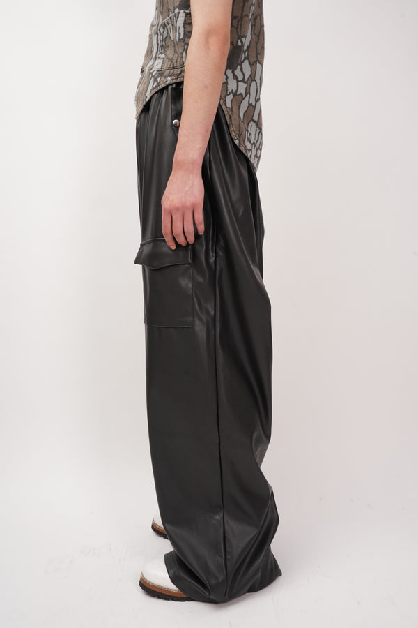 "UNKNOWN" -Fake Leather Baggy Pants-