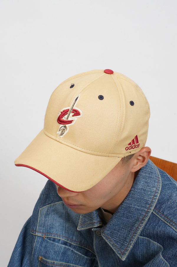 "adidas" -"CLEVELAND CAVALIERS" 6 PANEL CAP-