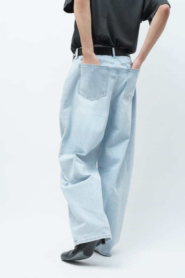"UNKNOWN" -Wide Tapered Denim-