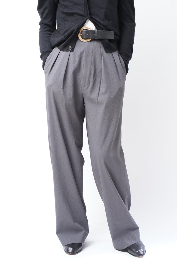-Tucked baggy pants-