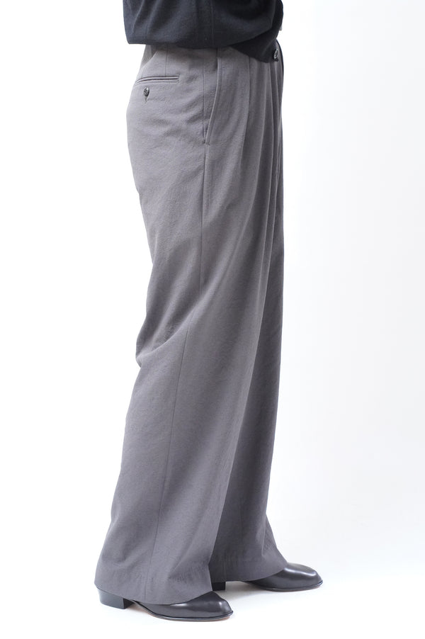-Tucked baggy pants-