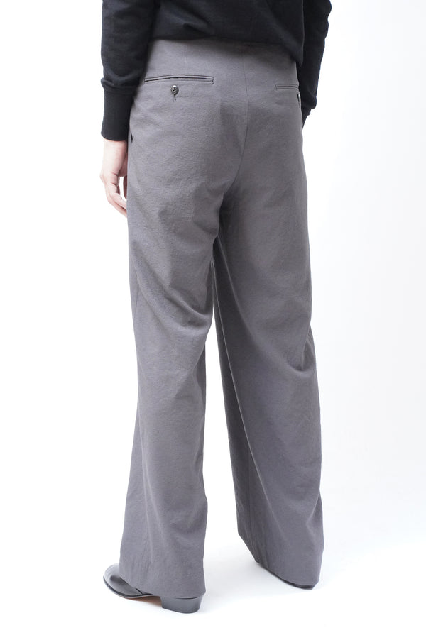 -Tucked baggy pants-