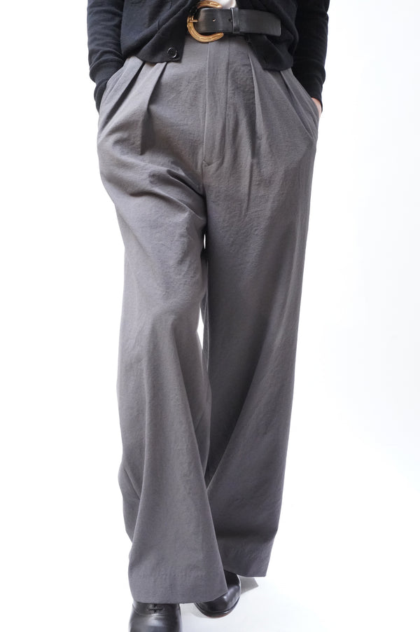 -Tucked baggy pants-