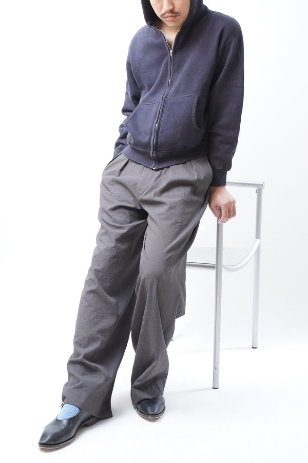 -Tucked baggy pants-