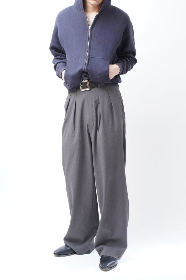 -Tucked baggy pants-