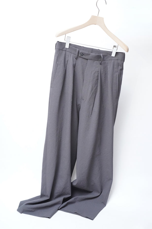 -Tucked baggy pants-